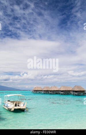 Wasserbungalows des Sofitel Hotel, Moorea, Gesellschaftsinseln, Französisch-Polynesien Stockfoto