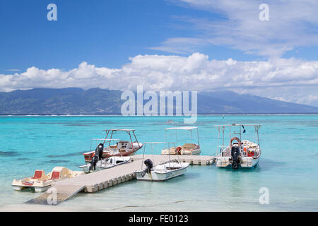 Boote am Strand von Temae mit Tahiti im Hintergrund, Moorea, Gesellschaftsinseln, Französisch-Polynesien Stockfoto