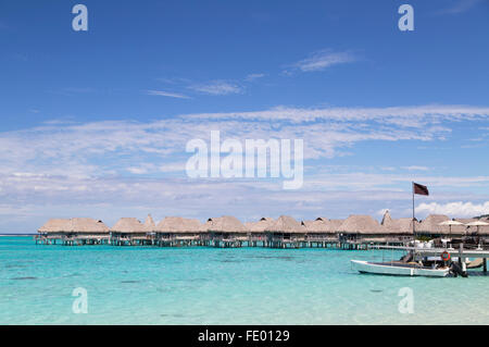 Wasserbungalows des Sofitel Hotel, Moorea, Gesellschaftsinseln, Französisch-Polynesien Stockfoto