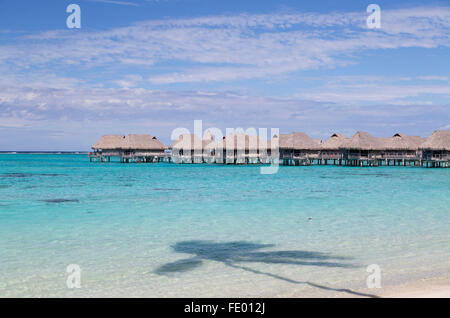 Wasserbungalows des Sofitel Hotel, Moorea, Gesellschaftsinseln, Französisch-Polynesien Stockfoto