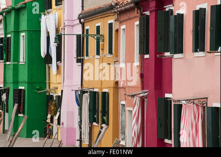 Wäsche aufhängen vor gemalten Haus in bunte Straße Stockfoto