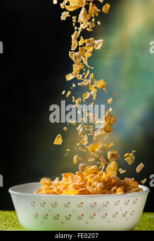 Essen, Essen und trinken, Cornflakes, Müsli, Fast-Food, Frühstück, schnellen Snack, pflanzliche Nahrung, Essen am Tisch, Happen, Stockfoto