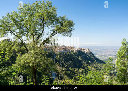 Hügel-Stadt und Landschaft in Sizilien, Italien Stockfoto