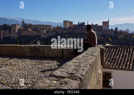 Ein Tourist, Blick auf die Alhambra von der Mirador de San Nicolas. Stockfoto