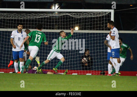 8. Oktober 2015 - Euro 2016-Qualifikation - Gruppe F - Nordirland 3 Griechenland 1. Steven Davis (8) feiert nach seinem Tor Nordirlands Führungstreffer. Stockfoto