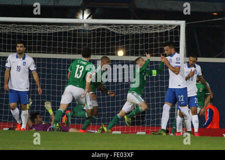 8. Oktober 2015 - Euro 2016-Qualifikation - Gruppe F - Nordirland 3 Griechenland 1. Steven Davis (8) feiert nach seinem Tor Nordirlands Führungstreffer. Stockfoto