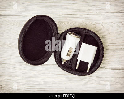 Satz von USB-Autoladegerät in der Kreis-Black-Box auf dem hölzernen Hintergrund. Geräte aufzuladen. Stockfoto