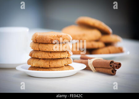 Frisch gebackene Erdnuss Butterplätzchen mit Zimt-Sticks. Nahaufnahme mit geringen Schärfentiefe. Stockfoto