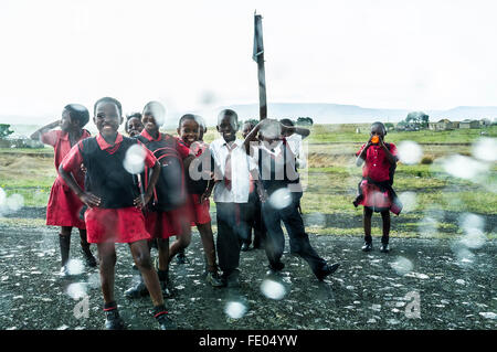 Schülerinnen und Schüler in der Nähe von Isandlwana, Kwa Zulu Natal, Südafrika Kwa-Zulu Natal, Südafrika Stockfoto