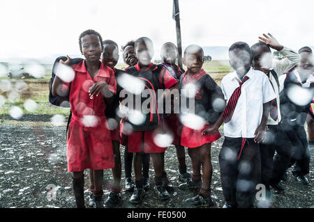 Schülerinnen und Schüler in der Nähe von Isandlwana, Kwa Zulu Natal, Südafrika Kwa-Zulu Natal, Südafrika Stockfoto