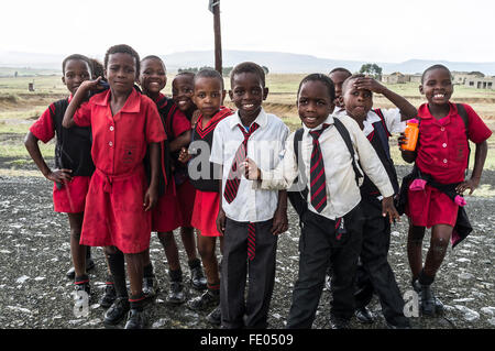 Schülerinnen und Schüler in der Nähe von Isandlwana, Kwa Zulu Natal, Südafrika Kwa-Zulu Natal, Südafrika Stockfoto