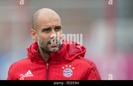 München, Deutschland. 3. Februar 2016. Trainer Pep Guardiola vom FC Bayern München während einer Trainingseinheit in München, 3. Februar 2016. Foto: MATTHIAS BALK/Dpa/Alamy Live-Nachrichten Stockfoto