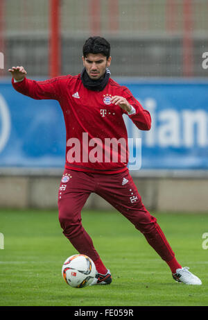 München, Deutschland. 3. Februar 2016. Neue Ankunft Serdar Tasci vom FC Bayern München während einer Trainingseinheit in München, 3. Februar 2016. Foto: MATTHIAS BALK/Dpa/Alamy Live-Nachrichten Stockfoto