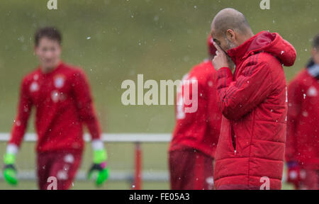 München, Deutschland. 3. Februar 2016. Coach Pep Guardiola (R) vom FC Bayern München während einer Trainingseinheit in München, 3. Februar 2016. Foto: MATTHIAS BALK/Dpa/Alamy Live-Nachrichten Stockfoto