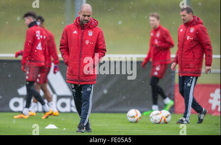 München, Deutschland. 3. Februar 2016. Trainer Pep Guardiola vom FC Bayern München während einer Trainingseinheit in München, 3. Februar 2016. Foto: MATTHIAS BALK/Dpa/Alamy Live-Nachrichten Stockfoto