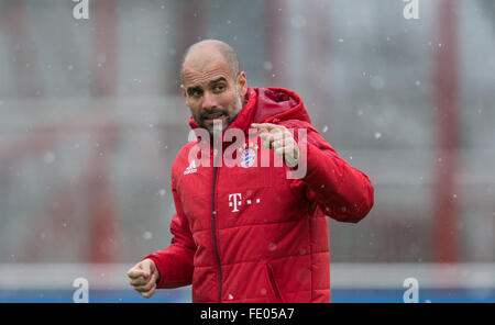 München, Deutschland. 3. Februar 2016. Trainer Pep Guardiola vom FC Bayern München während einer Trainingseinheit in München, 3. Februar 2016. Foto: MATTHIAS BALK/Dpa/Alamy Live-Nachrichten Stockfoto