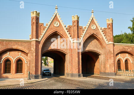 KALININGRAD, Russland - 8. August 2015: Das Brandenburger Tor - ist eines der sieben Stadttore zu überleben und ist das einzige Tor der Kalin Stockfoto