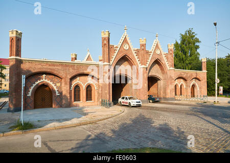 KALININGRAD, Russland - 8. August 2015: Das Brandenburger Tor - ist eines der sieben Stadttore zu überleben und ist das einzige Tor der Kalin Stockfoto