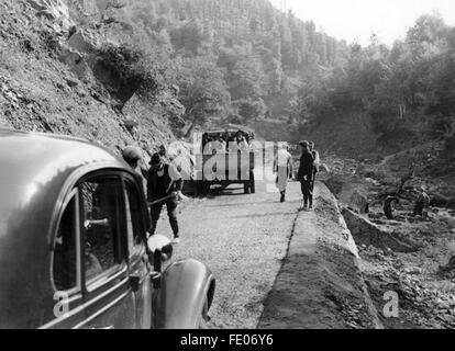 Das Motiv aus der Nationalsozialistischen Propaganda weitergeleitet Straßenbauarbeiten der Organisation Todt in Südosteuropa, Aufgenommen Im Juli 1943. Sterben die Nationalsozialistische Propaganda Auf der Rückseite des Bildes Lautet: "Straßenbau Im Südosten - Meisterleistungen Unserer Frontarbeiter. Der Strassenbau Im Südosten Soll die Voraussetzung Für Eine Gründliche Wirtschaftliche Erschliessung Schaffen. Sterben Sie, sterben Bei der Durchführung aber jedesmal in Das Organisationstalent der OT, Anforderungen, Das Wissen der Ingenieure Und Das Können Jedes Einzelnen Arbeiters Gestellt Werden, Sind Nicht Gering. Evolutionen Stockfoto