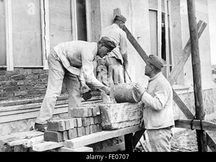 Das Propagandafild der Nazis zeigt Mitglieder der deutschen Marineartillerie, die an der Westfront arbeiten. Das Foto wurde im Januar 1941 herausgegeben. Fotoarchiv für Zeitgeschichtee - KEINE ÜBERWEISUNG - Stockfoto