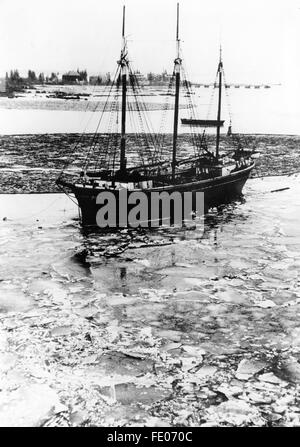 Das Nazi-Propagandafild zeigt ein Schiff der Todt-Organisation, das an einer Militärbasis von Frontarbeitern an der Polarmeerfront (Lappland) ankommt. Das Foto wurde im November 1943 aufgenommen. Fotoarchiv für Zeitgeschichtee - KEINE ÜBERWEISUNG - Stockfoto