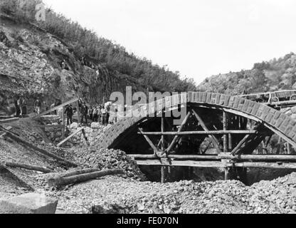 Das Motiv aus der Nationalsozialistischen Propaganda weitergeleitet Straßenbauarbeiten der Organisation Todt in Südosteuropa, Aufgenommen Im Juli 1943. Sterben die Nationalsozialistische Propaganda Auf der Rückseite des Bildes Lautet: "Straßenbau Im Südosten - Meisterleistungen Unserer Frontarbeiter. Der Strassenbau Im Südosten Soll die Voraussetzung Für Eine Gründliche Wirtschaftliche Erschliessung Schaffen. Sterben Sie, sterben Bei der Durchführung aber jedesmal in Das Organisationstalent der OT, Anforderungen, Das Wissen der Ingenieure Und Das Können Jedes Einzelnen Arbeiters Gestellt Werden, Sind Nicht Gering. Evolutionen Stockfoto