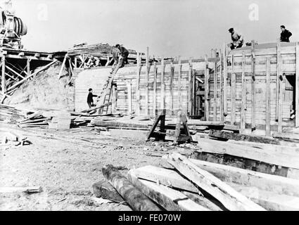 Das Nazi-Propagandafild zeigt Bauarbeiten der Todt-Organisation an der Atlantischen Mauer an der Westfront im April 1943. Fotoarchiv für Zeitgeschichtee - KEIN ÜBERWEISUNGSDIENST - Stockfoto