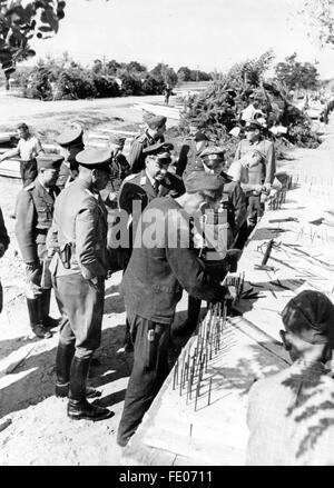 Das Motiv aus der nationalsozialistischen Propaganda zeigt den Reichsminister für Bewaffnung und Munition, Fritz Todt, an einer Baustelle für eine Behelfsbrücke an der Westfront, aufgenommen im August 1941. Fotoarchiv für Zeitgeschichte/Archiv - KEINE BILDFUNKVERWENDUNG - Stockfoto