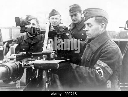 Das Motiv aus der nationalsozialistischen Propaganda zeigt Angehörige der Organisation Todt bei ihrer Ausbildung für den Kampfeinsatz an der Front, aufgenommen im April 1943. Die nationalsozialistische Propaganda auf der Rückseite des Bildes lautet: "Durch Lehrkräfte der Luftwaffe werden die Frontarbeiter zur selbständigen Bedienung von leichten Flakgeschützen ausgebildet." Fotoarchiv für Zeitgeschichte / Archiv - KEINE BILDFUNKVERWENDUNG - Stockfoto