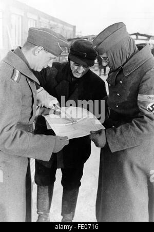 Das Nazi-Propagandafild zeigt den Bauleiter und die Bauarbeiter der Todt-Organisation bei einem Treffen zum Bau einer Fabrik. Das Foto wurde im Februar 1943 aufgenommen. Fotoarchiv für Zeitgeschichtee - KEINE ÜBERWEISUNG - Stockfoto