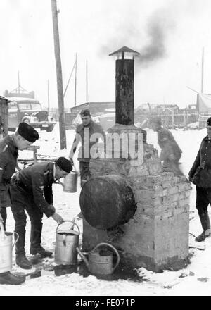 Das Nazi-Propagandafild zeigt Arbeiter der Todt-Organisation, die um einen Ofen stehen, um Wasser und Öl aufzuwärmen. Das Foto wurde im Januar 1943 aufgenommen. Fotoarchiv für Zeitgeschichtee - KEINE ÜBERWEISUNG - Stockfoto
