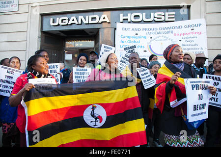 Demonstranten außerhalb Uganda Hochkommissariat in London fordert der Präsident der Republik Uganda nicht zu unterzeichnen Anti-LGBT NGO Bill 2015. Stockfoto