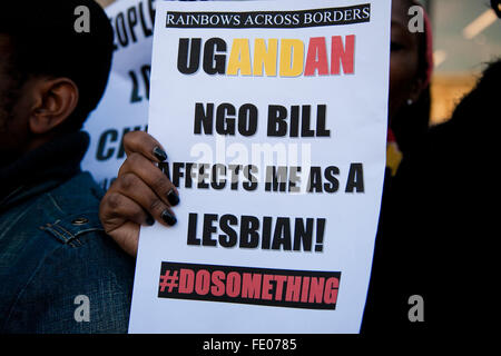 Demonstranten außerhalb Uganda Hochkommissariat in London fordert der Präsident der Republik Uganda nicht zu unterzeichnen Anti-LGBT NGO Bill 2015. Stockfoto