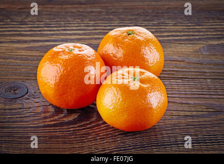 Mandarin-Orangen oder Mandarinen auf Holztisch Stockfoto