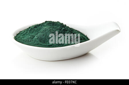 Spirulina Pulver in weißem Porzellanlöffel auf weißem Hintergrund, isoliert Stockfoto