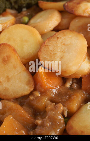 Lancashire Hotpot ein Eintopf traditionell aus Lamm gekrönt mit in Scheiben geschnittenen Kartoffeln gemacht Stockfoto