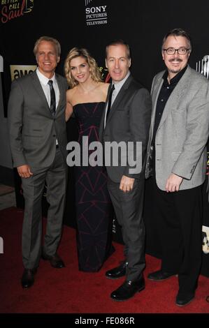 Los Angeles, CA, USA. 2. Februar 2016. Patrick Fabian, Rhea Seehorn, Bob Odenkirk, Vince Gilligan im Ankunftsbereich für bessere fordern SAUL Premiere der zweiten Staffel AMC, Arclight Kinos - Culver City, Los Angeles, CA 2. Februar 2016. Bildnachweis: Elizabeth Goodenough/Everett Collection/Alamy Live-Nachrichten Stockfoto