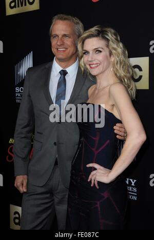 Los Angeles, CA, USA. 2. Februar 2016. Patrick Fabian, Rhea Seehorn im Ankunftsbereich für bessere CALL SAUL Premiere der zweiten Staffel auf AMC, Arclight Kinos - Culver City, Los Angeles, CA 2. Februar 2016. Bildnachweis: Elizabeth Goodenough/Everett Collection/Alamy Live-Nachrichten Stockfoto