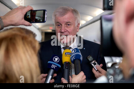 Bayerischen Staat Premier Horst Seehofer (CSU) im Gespräch mit Journalisten während seines Fluges von München nach Moskau, 3. Februar 2016. Seehofer wird bis 5. Februar 2016 zu politischen Gesprächen in Moskau sein. Foto: SVEN HOPPE/dpa Stockfoto