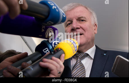 Bayerischen Staat Premier Horst Seehofer (CSU) im Gespräch mit Journalisten während seines Fluges von München nach Moskau, 3. Februar 2016. Seehofer wird bis 5. Februar 2016 zu politischen Gesprächen in Moskau sein. Foto: SVEN HOPPE/dpa Stockfoto