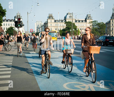 Junge Dänen Fahrrad auf Radwegen in der Stadt auf Dronning Louises Bro in sonnigen Kopenhagen, Dänemark Stockfoto