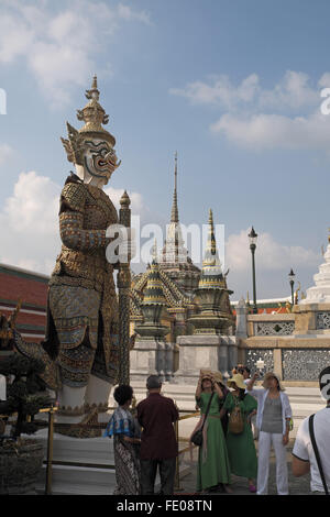 Weiße Riese Temple Guardian Statue mit Türmen jenseits, dem Grand Palace in Bangkok, Thailand, Asien. Stockfoto