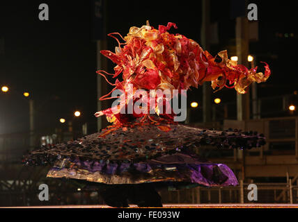 Port Of Spain, Trinidad. 2. Februar 2016. Naomi Noel porträtiert "Lady Soucouyant Emerges from Midnight Sky" während die Königin und König des Karnevals grand Finals im Queens Park Savannah als Teil von Trinidad und Tobago Karneval am 2. Februar 2016 in Port Of Spain, Trinidad. Bildnachweis: SEAN DRAKES/Alamy Live-Nachrichten Stockfoto