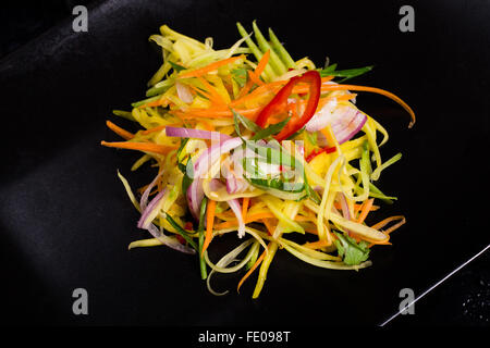 Mango Salat Mit Roten Zwiebeln, Chili Und Karotten, Asiatischer Fruchtsalat asiatischen Stil Mangosalat auf der schwarzen Platte Küche Stockfoto