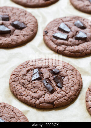 Vegane blütenlose Gluten freie Kekse mit Schokoladenstückchen. Stockfoto