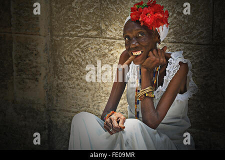 Porträt der alten kubanischen afrikanischen Frau raucht eine Zigarre in der Straße in Havanna, Kuba Stockfoto