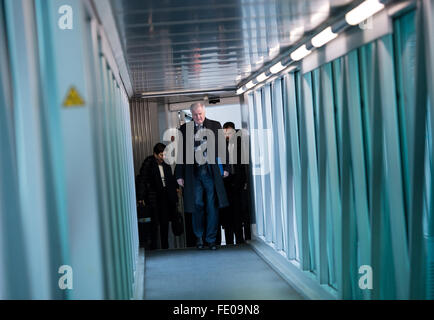 München, Deutschland. 3. Februar 2016. Bayerischen Staat Premier Horst Seehofer (CSU) einsteigen in ein Flugzeug nach Moskau am Flughafen in München, 3. Februar 2016. Seehofer wird bis 5. Februar 2016 zu politischen Gesprächen in Moskau sein. Foto: SVEN HOPPE/Dpa/Alamy Live News Stockfoto