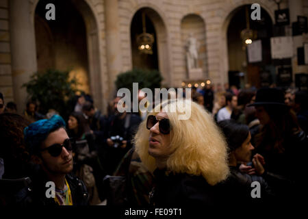 Barcelona, Katalonien, Spanien. 3. Februar 2016. Besuchern werden während der 080 Modenschau in Barcelona, Spanien am 3. Februar 2016 zu sehen. Bildnachweis: Jordi Boixareu/ZUMA Draht/Alamy Live-Nachrichten Stockfoto