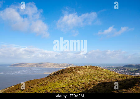 Conwy Berg am Rand des nördlichen Snowdonia mit Blick auf den Great Orme an der Küste. Conwy, North Wales, UK, Großbritannien Stockfoto