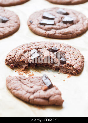 Vegane blütenlose Gluten freie rote Bohnen Kekse mit Schokoladenstückchen. Stockfoto